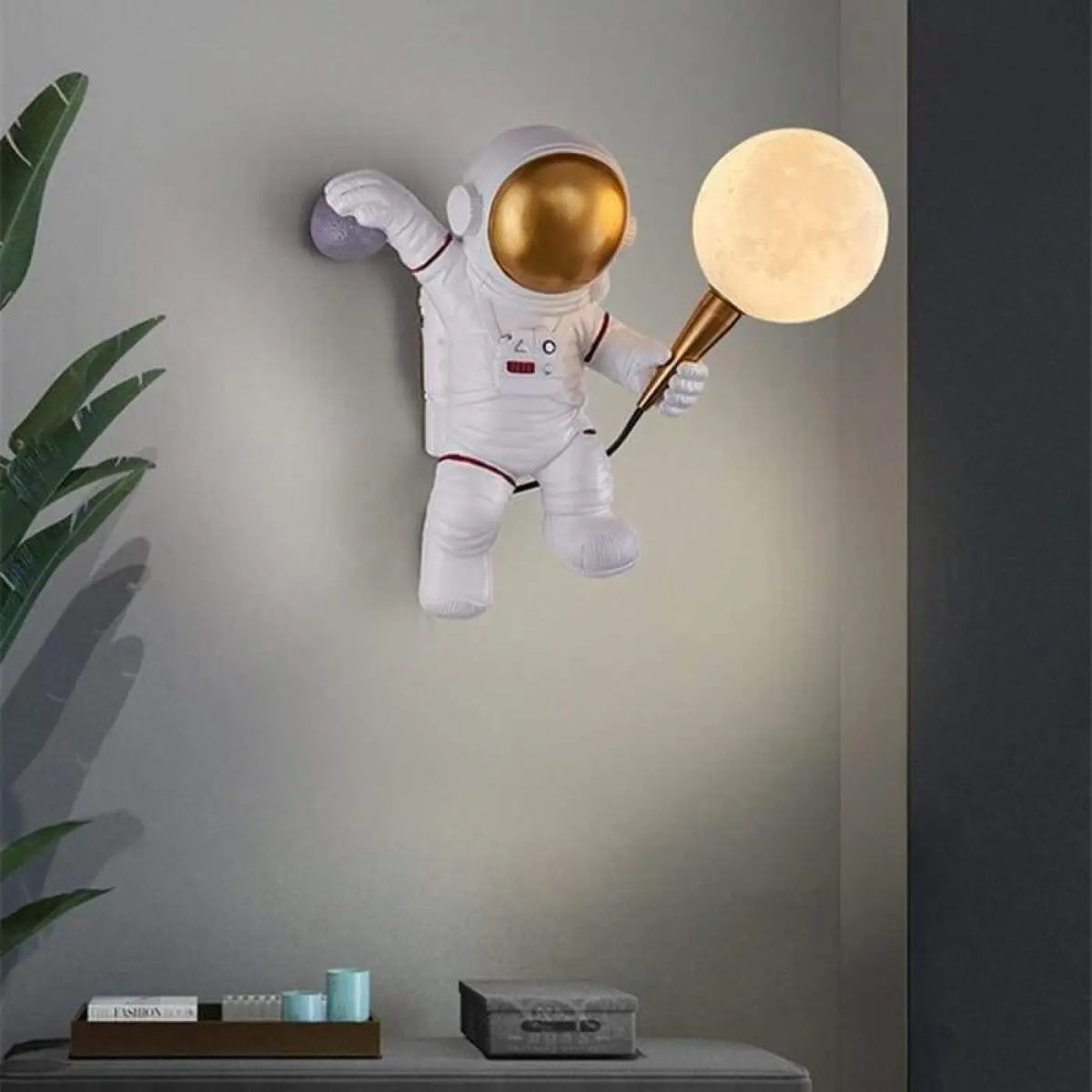 Applique Murale Astronaute : Lumière Cosmique et Design Ludique