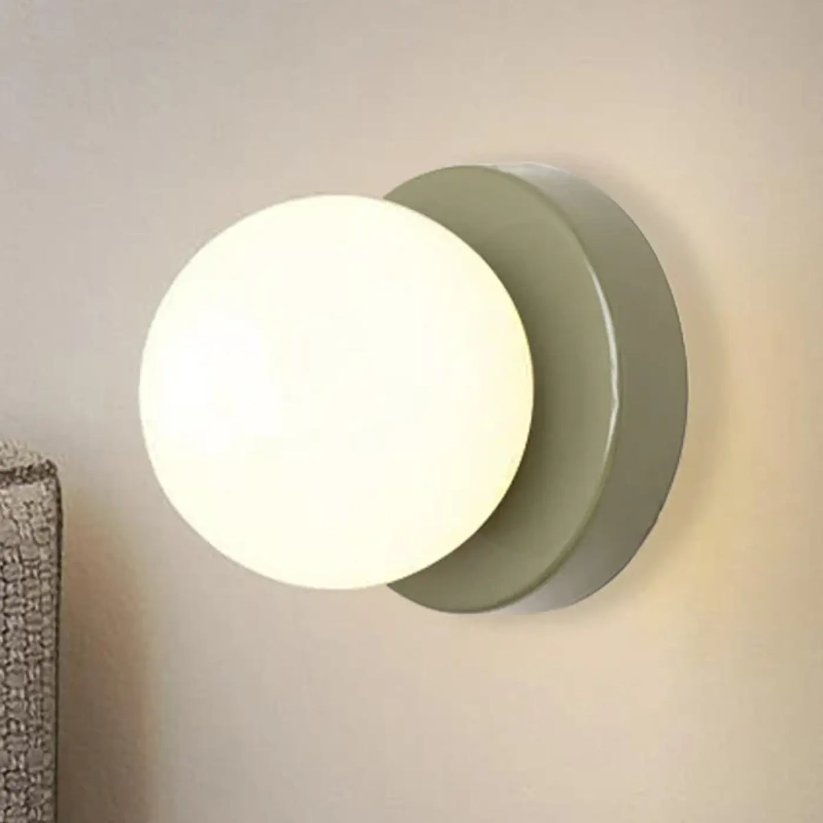 Applique Murale COLOY : Sphère Blanche & Support Coloré